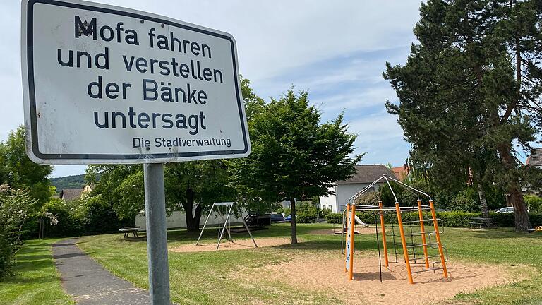 Wer den Spielplatz in der Frankenstraße betritt, wird mit Verbotsschildern konfrontiert.