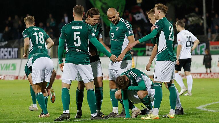 Steh auf, Junge! Die Mannschaftskollegen warten darauf, mit Fabio Bozesan (unten) jubeln zu können – der hat soeben das 2:0 für den FC 05 Schweinfurt geschossen.