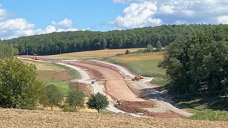 Der Ausbau des Teilstücks der Staatsstraße 2292 von der Einmündung der Ostheimer Straße bis zur Ortseinfahrt Frickenhausen ist in vollem Gang. Der Ausbau des Teilstücks der Staatsstraße 2292 von der Einmündung der Ostheimer Straße bis zur Ortseinfahrt Frickenhausen ist in vollem Gang.