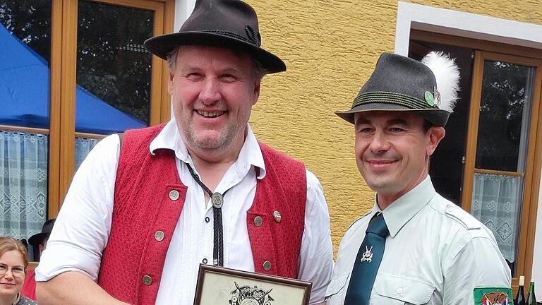 Eine Urkunde mit Weingeschenk überreichte 1. Schützenmeister Frank Gebert an den Leiter des Bläserchors Reusch, Bernd Herbolzheimer, für die seit 30 Jahren bestehende musikalische Begleitung des Schützenauszuges in Wiesenbronn. Eine Urkunde mit Weingeschenk überreichte 1. Schützenmeister Frank Gebert an den Leiter des Bläserchors Reusch, Bernd Herbolzheimer, für die seit 30 Jahren bestehende musikalische Begleitung des Schützenauszuges in Wiesenbronn.