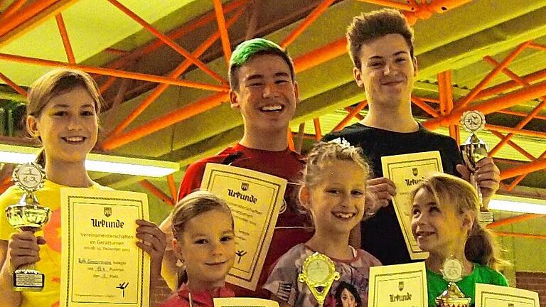 TGK-Turner küren ihre Meister - (lsl) Bei einem spannenden Wettkampf an drei Tagen haben die Turner der Turngemeinde Kitzingen ihre Vereinsmeister gekürt. 14 Mädchen und acht Jungen zeigten bei dem Wettkampf ihre Leistungen an Geräten wie Boden, Reck, Barren, Balken, Ringe oder Seitpferd. Die Trainer Erich Seifert, Sabine Diener, Heidi Diener, Nina Gatzke und Jessica Nye bewerteten das Gezeigte und sahen laut Pressemitteilung großenteils saubere Übungen. Bei ihrer Weihnachtsfeier wurden die Turner in den jeweiligen Altersklassen geehrt und bekamen eine Urkunde. Die Sieger erhielten zusätzlich einen Wanderpokal. Die Erstplatzierten der TGK-Leistungsturner: (Hinten von links) Ruth Zimmermann, Leon Heinkel, Pascal Denninger (vorne) Finja Dehn, Sophie Beuerlein, Stefanie Fuchs. Es fehlen Janina Keyser und Richard Stier.Foto: M. Denninger TGK-Turner küren ihre Meister - (lsl) Bei einem spannenden Wettkampf an drei Tagen haben die Turner der Turngemeinde Kitzingen ihre Vereinsmeister gekürt. 14 Mädchen und acht Jungen zeigten bei dem Wettkampf ihre Leistungen an Geräten wie Boden, Reck, Barren, Balken, Ringe oder Seitpferd. Die Trainer Erich Seifert, Sabine Diener, Heidi Diener, Nina Gatzke und Jessica Nye bewerteten das Gezeigte und sahen laut Pressemitteilung großenteils saubere Übungen. Bei ihrer Weihnachtsfeier wurden die Turner in den jeweiligen Altersklassen geehrt und bekamen eine Urkunde. Die Sieger erhielten zusätzlich einen Wanderpokal. Die Erstplatzierten der TGK-Leistungsturner: (Hinten von links) Ruth Zimmermann, Leon Heinkel, Pascal Denninger (vorne) Finja Dehn, Sophie Beuerlein, Stefanie Fuchs. Es fehlen Janina Keyser und Richard Stier.Foto: M. Denninger