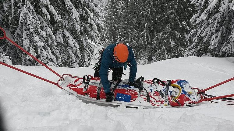 Die Bergwacht Bischofsheim ist vor allem auch in den Wintermonaten im Einsatz, wenn Menschen, die in Not geraten oder verletzt sind, zum Beispiel mit dem Akja abtransportiert werden. Die Bergwacht Bischofsheim ist vor allem auch in den Wintermonaten im Einsatz, wenn Menschen, die in Not geraten oder verletzt sind, zum Beispiel mit dem Akja abtransportiert werden.