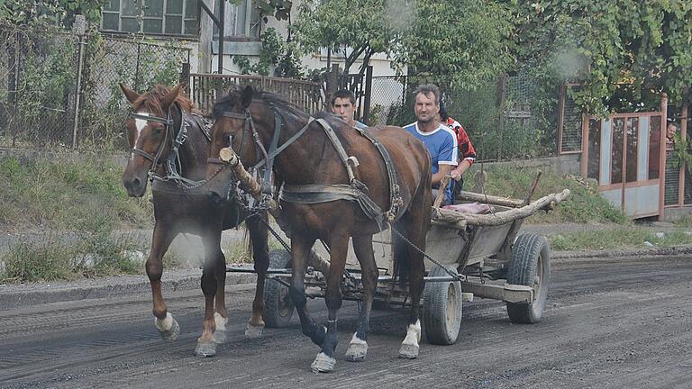 Die ungarische Bevölkerung in der Ukraine lebt in ärmlichen Verhältnissen. Pferdefuhrwerke sind in den Ortschaften noch an der Tagesordnung. Die ungarische Bevölkerung in der Ukraine lebt in ärmlichen Verhältnissen. Pferdefuhrwerke sind in den Ortschaften noch an der Tagesordnung.
