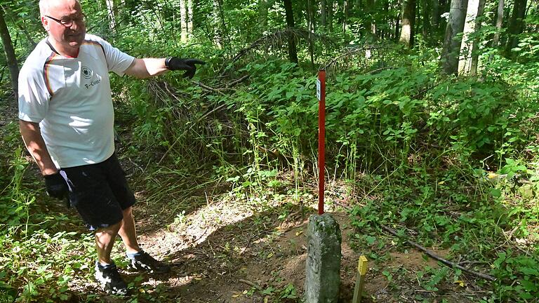 Lange Zeit lagen sie in der Erde versteckt, die Grenzsteine. Zum Tag des offenen Denkmals führen die Großrinderfelder Wanderwarte entlang der alten Gemeindegrenze und weisen auf die alten Grenzsteine und ihre Geschichte hin, wie Walter Lutz bei einer Begehung im Vorfeld erklärt. Lange Zeit lagen sie in der Erde versteckt, die Grenzsteine. Zum Tag des offenen Denkmals führen die Großrinderfelder Wanderwarte entlang der alten Gemeindegrenze und weisen auf die alten Grenzsteine und ihre Geschichte hin, wie Walter Lutz bei einer Begehung im Vorfeld erklärt.