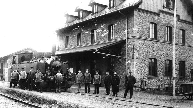 Die Besatzung der Lokomotive und die Bahnhofsbesatzung (Betriebsleitung) des Fladunger Bahnhofes aufgenommen im März 1902. Die Lok ist eine BB II Nr. 2508.
