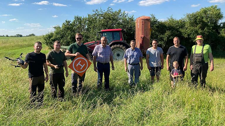 Engagieren sich bei der Rehkitz-Rettung: (von links) Jagdpächter Christian Elting, Drohnenpilot Rene Geiling, Jagdpächter Wolfgang von Basum, Jagdgenossen-Vorsitzender Gerhard Eckert, Jagdgenosse Anton Eckert sowie die Landwirte Moritz Eckert, Christian Eckert und Walter Guck. Engagieren sich bei der Rehkitz-Rettung: (von links) Jagdpächter Christian Elting, Drohnenpilot Rene Geiling, Jagdpächter Wolfgang von Basum, Jagdgenossen-Vorsitzender Gerhard Eckert, Jagdgenosse Anton Eckert sowie die Landwirte Moritz Eckert, Christian Eckert und Walter Guck.