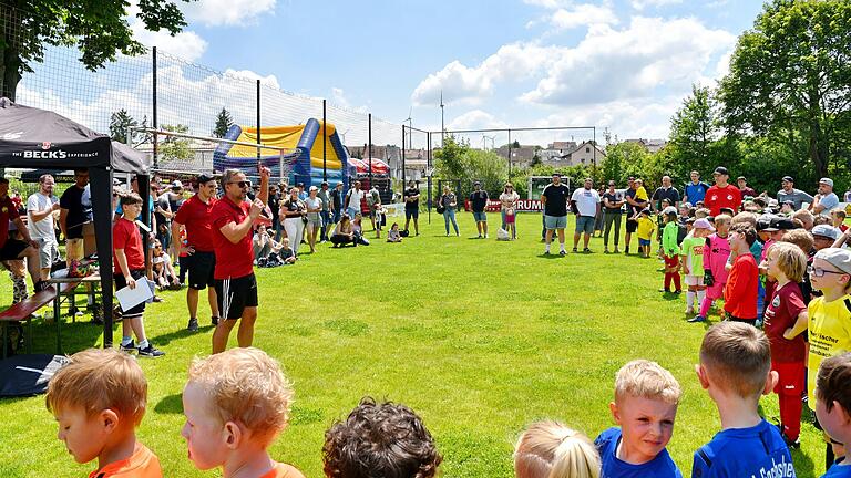 Im Bild: Die Turnierteilnehmer:innen beim Sportfest. Im Bild: Die Turnierteilnehmer:innen beim Sportfest.