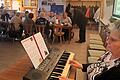 Blick in das Gastzimmer des TSV-Sportheims während der adventlichen Feier des Seniorenkreises Gernach. Vorn im Bild Angelika Laarz. Sie umrahmte die Feier musikalisch, lud zum Mitsingen der Advents- und Weihnachtslieder ein.