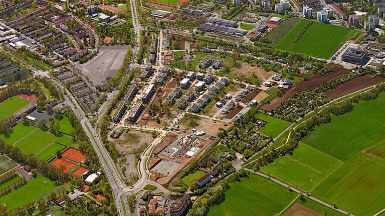 Blick von oben auf den Schweinfurter Stadtteil Bellevue. Kurz nach der Einfahrt in das Wohngebiet von der Bundesstraße aus (unten im Bild) ist auf der rechten Seite die Baustelle der neuen Körnerschule zu sehen. Auf der freien Fläche Richtung Süden sollen in den nächsten Jahren zwölf Bauplätze entstehen. Blick von oben auf den Schweinfurter Stadtteil Bellevue. Kurz nach der Einfahrt in das Wohngebiet von der Bundesstraße aus (unten im Bild) ist auf der rechten Seite die Baustelle der neuen Körnerschule zu sehen. Auf der freien Fläche Richtung Süden sollen in den nächsten Jahren zwölf Bauplätze entstehen.