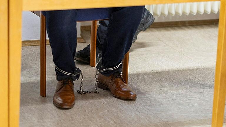 Die Anwälte von Kai K. hatten beantragt, dass er in gepolsterten Fußfesseln ins Schweinfurter Gericht gebracht wird. Doch Sicherheitsbedenken sprechen dagegen.