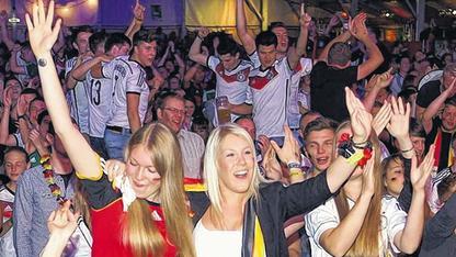 Torjubel: beim Public Viewing im Festzelt der &bdquo;Wernecker Bierwoche&ldquo; in Mühlhausen.