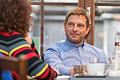 Der Ex-Landtagsabgeordnete Oliver Jörg im Gespräch mit Redakteurin Manuela Göbel in einem Würzburger Café.