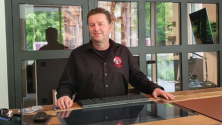 Seit bekannt ist, dass die Hotels rechtzeitig zu Pfingsten auch für Touristen wieder öffnen, ist an den Rezeptionen viel zu tun. Auch bei Manfred Maier vom Hotel Cavallestro im Richthofen Circle in Kitzingen sind unzählige Anfragen über E-Mail und Telefon eingelaufen. Vor allem wegen der Tests sei aber eine gewisse Unsicherheit bei den Touristen zu spüren. Seit bekannt ist, dass die Hotels rechtzeitig zu Pfingsten auch für Touristen wieder öffnen, ist an den Rezeptionen viel zu tun. Auch bei Manfred Maier vom Hotel Cavallestro im Richthofen Circle in Kitzingen sind unzählige Anfragen über E-Mail und Telefon eingelaufen. Vor allem wegen der Tests sei aber eine gewisse Unsicherheit bei den Touristen zu spüren.