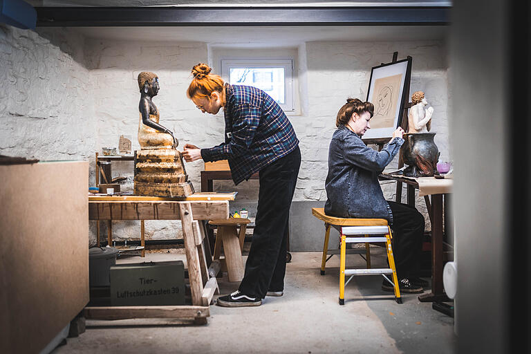 In der Werkstatt: Hier arbeiten die Restauratorinnen an den historischen Kulturgütern, die teils mehrere Jahrhunderte alt sind.
