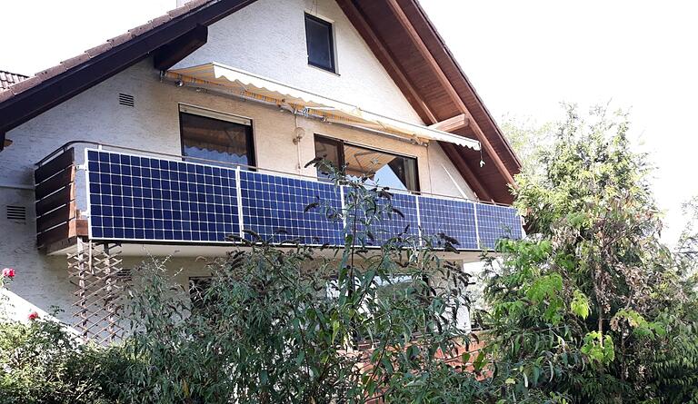 Solche Solar-Kleinanlagen, besser bekannt als 'Balkonkraftwerke', können eine Alternative zu großen Photovoltaik-Modulen auf dem Dach sein. Doch auch hier ist die Nachfrage in der Region groß. Solche Solar-Kleinanlagen, besser bekannt als 'Balkonkraftwerke', können eine Alternative zu großen Photovoltaik-Modulen auf dem Dach sein. Doch auch hier ist die Nachfrage in der Region groß.
