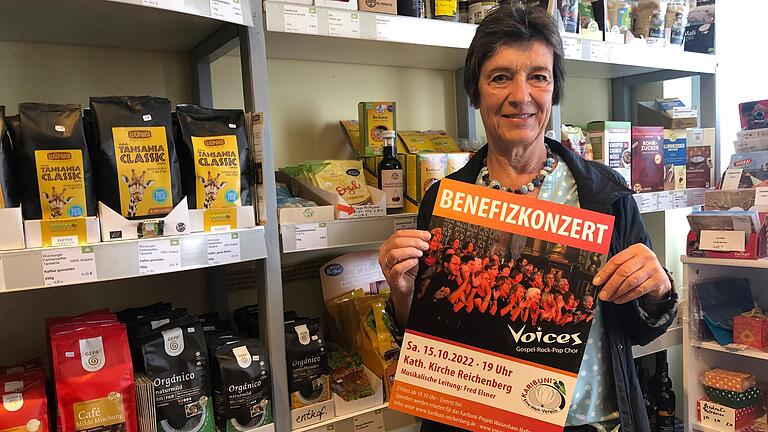Kulturgenuss und eine gute Tat: Karibuni-Vorsitzende Maria Weiss lädt zu einem Benefizkonzert mit dem Chor 'Voices' nach Reichenberg ein.