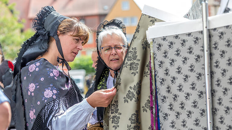 Unterfränkisches Volksmusikfest       -  Zahlreiche Menschen besuchen am Sonntag (02.07.23) das unterfränkische Volksmusikfest in der  Gerolzhöfer Altstadt.