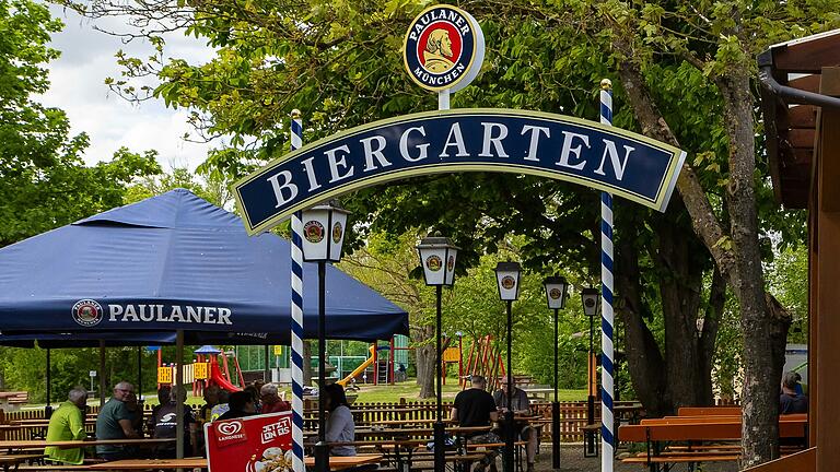 In den Biergärten in Rhön-Grabfeld, wie hier am Sulzfelder Badesee, hat die Saison begonnen. Diese Redaktion hat eine Auswahl an Biergärten zusammengesucht. In den Biergärten in Rhön-Grabfeld, wie hier am Sulzfelder Badesee, hat die Saison begonnen. Diese Redaktion hat eine Auswahl an Biergärten zusammengesucht.