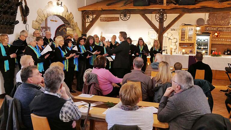 In der Festhalle des Weinguts Schmitt in Bergtheim fand zum ersten Mal ein Gottesdienst beim Weihnachtsmarkt statt. Dabei sang der Chor ES-Dur unter der Leitung von Maximilian Tischer. In der Festhalle des Weinguts Schmitt in Bergtheim fand zum ersten Mal ein Gottesdienst beim Weihnachtsmarkt statt. Dabei sang der Chor ES-Dur unter der Leitung von Maximilian Tischer.