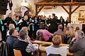In der Festhalle des Weinguts Schmitt in Bergtheim fand zum ersten Mal ein Gottesdienst beim Weihnachtsmarkt statt. Dabei sang der Chor ES-Dur unter der Leitung von Maximilian Tischer.