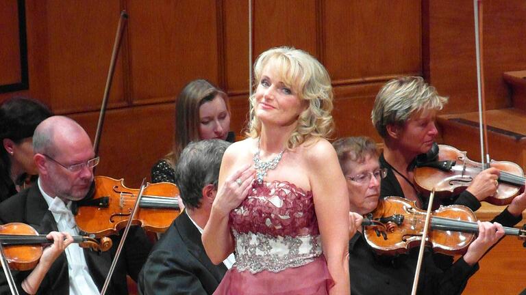 Auf der Bühne ein Star, im normalen Leben ein Mensch zum Anfassen: Iva Simon. Sie organisiert derzeit den Operettenzauber 2017. Fotos: Susanne Will - Auf der Bühne ein Star, im normalen Leben ein Mensch zum Anfassen: Iva Simon. Sie organisiert derzeit den Operettenzauber 2017. Fotos: Susanne Will Auf der Bühne ein Star, im normalen Leben ein Mensch zum Anfassen: Iva Simon. Sie organisiert derzeit den Operettenzauber 2017. Fotos: Susanne Will - Auf der Bühne ein Star, im normalen Leben ein Mensch zum Anfassen: Iva Simon. Sie organisiert derzeit den Operettenzauber 2017. Fotos: Susanne Will