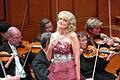 Auf der Bühne ein Star, im normalen Leben ein Mensch zum Anfassen: Iva Simon. Sie organisiert derzeit den Operettenzauber 2017.  Fotos: Susanne Will       -  Auf der Bühne ein Star, im normalen Leben ein Mensch zum Anfassen: Iva Simon. Sie organisiert derzeit den Operettenzauber 2017.  Fotos: Susanne Will