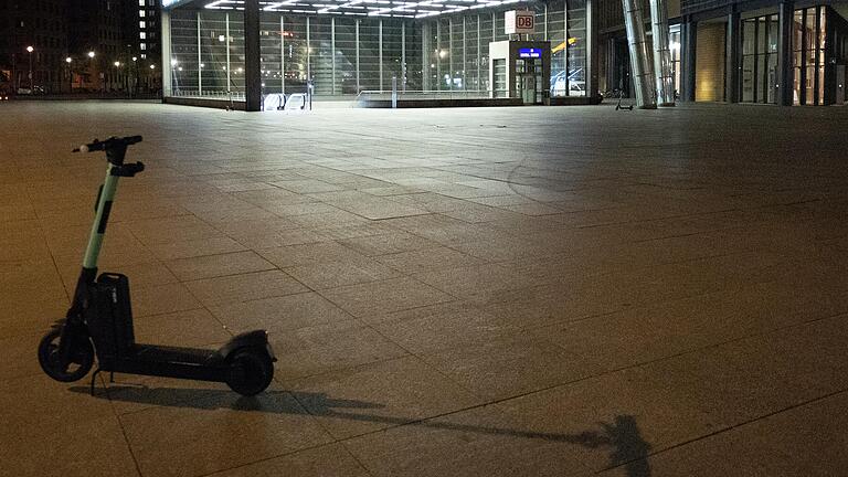 Er fuhr mit mehr als 1,5 Promille auf einem gemieteten E-Scooter zum Bahnhof (unser Symbolbild entstand in Berlin). Weil ihn die Polizei erwischte, musste der 19-Jährige seinen Führerschein abgeben. Das Amtsgericht Haßfurt legte fest, wie lange. Er fuhr mit mehr als 1,5 Promille auf einem gemieteten E-Scooter zum Bahnhof (unser Symbolbild entstand in Berlin). Weil ihn die Polizei erwischte, musste der 19-Jährige seinen Führerschein abgeben. Das Amtsgericht Haßfurt legte fest, wie lange. 