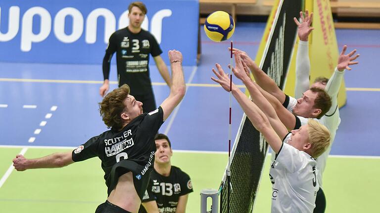 Drei Eibelstädter (in weißen Trikots) springen am Netz hoch, um den Eltmanner Angriff abzublocken. Sowohl die Volleyballer vom TSV Eibelstadt als auch vom VC Eltmann treten in der Aufstiegsrunde der Dritten Liga Ost an. Drei Eibelstädter (in weißen Trikots) springen am Netz hoch, um den Eltmanner Angriff abzublocken. Sowohl die Volleyballer vom TSV Eibelstadt als auch vom VC Eltmann treten in der Aufstiegsrunde der Dritten Liga Ost an.