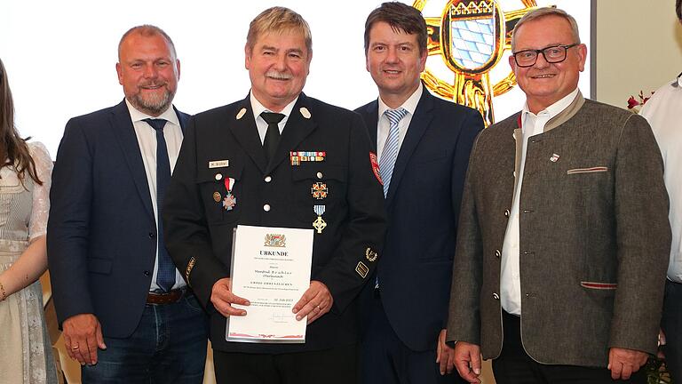 Mit der Verleihung des Großen Ehrenkreuz in Gold für 50 Jahre aktiven Dienst in der Freiwilligen Feuerwehr wurde Ehrenkreisbrandmeister Manfred Brühler (Zweiter von links) durch Landrat Thomas Eberth, Innenstaatssekretär Sandro Kirchner und Landtagsabgeordneten Manfred Ländner vom Freistaat ausgezeichnet.