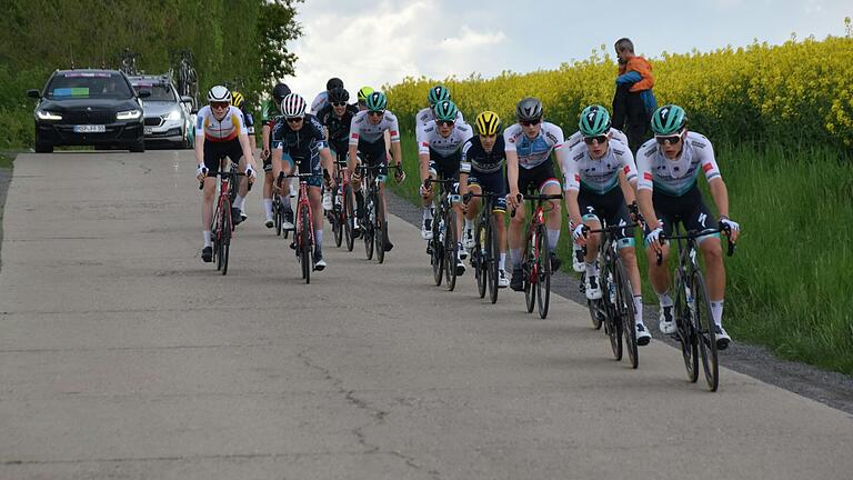 Die Betonpiste zwischen Karbach und Urspringen mit ihren Schlaglöchern stellt Radsportler- und -sportlerinnen bei der Main-Spessart-Rundfahrt oft vor Herausforderungen.