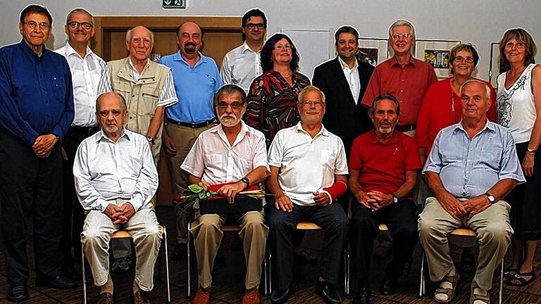 Treue Sozialdemokraten: Kathi Petersen (hinten rechts) zeichnete Genossen aus, die 25 oder 40 Jahre dabei sind. Hinten von links: Walter Roppelt, Werner Stürmer, Heinz Greulich, Peter Hofmann, Bundestagskandidat Ralf Hofmann, Beate Rosenbusch, MdL Thomas Beyer, Werner Becker, Gertrud Rüth (25); vorne: Heinrich Marschall, Wolfgang Schömig, Thomas End, Erhard Bauer und Wolf Müller.