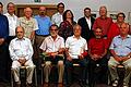 Treue Sozialdemokraten: Kathi Petersen (hinten rechts) zeichnete Genossen aus, die 25 oder 40 Jahre dabei sind. Hinten von links: Walter Roppelt, Werner Stürmer, Heinz Greulich, Peter Hofmann, Bundestagskandidat Ralf Hofmann, Beate Rosenbusch, MdL Thomas Beyer, Werner Becker, Gertrud Rüth (25); vorne: Heinrich Marschall, Wolfgang Schömig, Thomas End, Erhard Bauer und Wolf Müller.