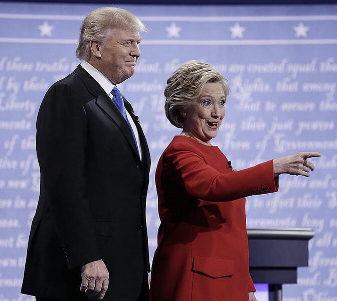 Trump und Clinton       -  Hillary Clinton und Donald Trump kurz vor Beginn der TV-Debatte in Hempstead, New York. Foto: Peter Foley