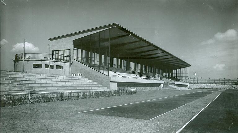 Der Architekt Paul Bonatz plante das Willy-Sachs-Stadion, hier eine Aufnahme der Haupttribüne kurz vor der Eröffnung 1936.&nbsp;