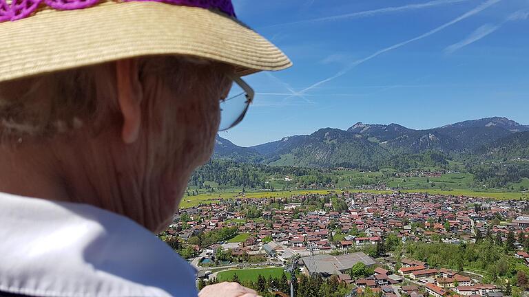 Beeindruckender Blick von der WM-Skisprungarena in Oberstdorf.