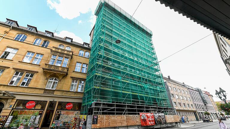 Das sogenannte Ämterhochhaus in der Augustinerstraße in Würzburg ist baufällig.&nbsp;