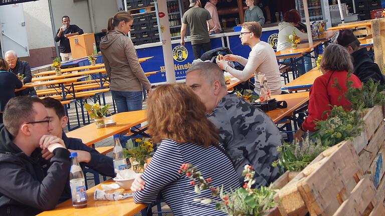 Am Samstagnachmittag war auf dem Streetfood-Festival in Marktheidenfeld noch wenig los, zum Abend hin dann drängten sich die Besucherinnen und Besucher im Biergarten und an den Essensständen. Am Samstagnachmittag war auf dem Streetfood-Festival in Marktheidenfeld noch wenig los, zum Abend hin dann drängten sich die Besucherinnen und Besucher im Biergarten und an den Essensständen.