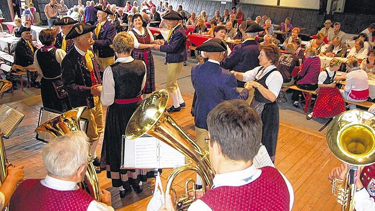 Auf zum Tanz: Die rund 20 Musik- und Volkstanzgruppen aus ganz Unterfranken boten in traditioneller oder erneuerter fränkischer Tracht ein Spiegelbild fränkischer Kultur und Brauchtums. Auf zum Tanz: Die rund 20 Musik- und Volkstanzgruppen aus ganz Unterfranken boten in traditioneller oder erneuerter fränkischer Tracht ein Spiegelbild fränkischer Kultur und Brauchtums.