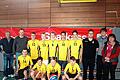 Platz 3 für die Haßfurter Basketballer       -  Einen Achtungserfolg erzielte die Basketballmannschaft Jungen III/1 des Regiomontanus-Gymnasiums Haßfurt im unterfränkischen Bezirksfinale. Die Haßfurter Gymnasiasten bezwangen in der Vorrunde das Armin-Knab- Gymnasium aus Kitzingen mit 47:15, mussten sich jedoch dem Riemenschneider-Gymnasium aus Würzburg mit 20:46 geschlagen geben. Das Regiomontanus-Gymnasium zog in das Spiel um Platz 3 ein und besiegte hier das Kronberg-Gymnasium aus Aschaffenburg mit 29:16. Im Endspiel besiegte das Würzburger Deutschhaus-Gymnasium das Riemenschneider-Gymnasium (ebenfalls Würzburg). Unser Bild zeigt die Haßfurter Mannschaft mit ihrem Betreuer Jochen Först (2. von links) sowie Fritz Hahn, Geschäftsführer des Arbeitskreises Sport in Schule und Verein (links), Petra Haubner, Obfrau Basketball im Arbeitskreis (rechts) sowie die Schiedsrichter Tobias Haßfurter und Pat Hwastunow.
