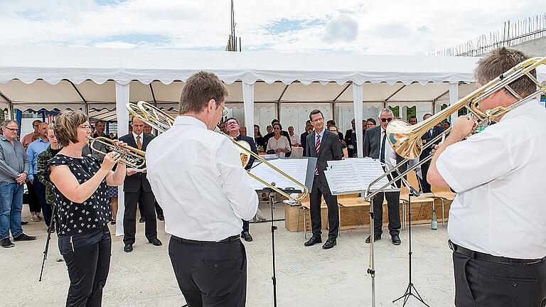 Für den musikalischen Rahmen sorgte eine Bläsergruppe der Musikschule. Für den musikalischen Rahmen sorgte eine Bläsergruppe der Musikschule.