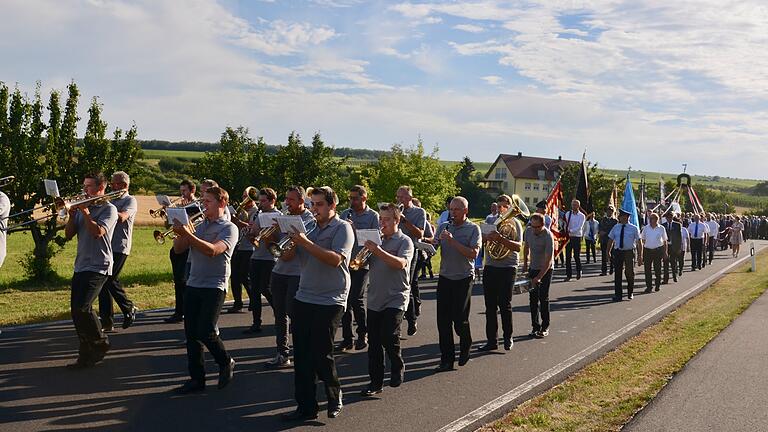 Stammheim zeigte sich als perfekter Gastgeber für den Siebenertag der Feldgeschworenengruppe Schweinfurt-Süd. Zum Programm gehörte der farbenprächtige Umzug durchs Dorf.