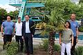 Die Palme im Freibad hat nicht nur den Winter überlebt, sie blüht sogar. Auf eine blühende Saison hoffen (von links) Fachangestellter Claus Ruf, Azubi Nicolaus Hutzel, Bürgermeister Mario Paul, Sachgebietsleiterin Carmen Bachmann und Schwimmmeister Manfred Schnelle.
