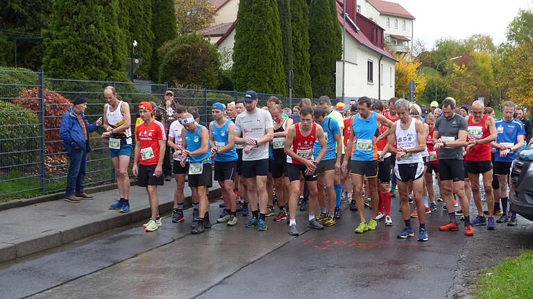 Organisator Leo Zirkelbach (links) startet den 30. Kreuzberglauf vor dem Sportheim in Schönau. Organisator Leo Zirkelbach (links) startet den 30. Kreuzberglauf vor dem Sportheim in Schönau.