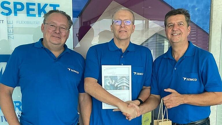 Für 40 Jahre Betriebstreue ehrten Niederlassungsleiter Martin Kügel (links) und kaufmännischer Leiter Joachim Verne (rechts) Frank Oeckler.