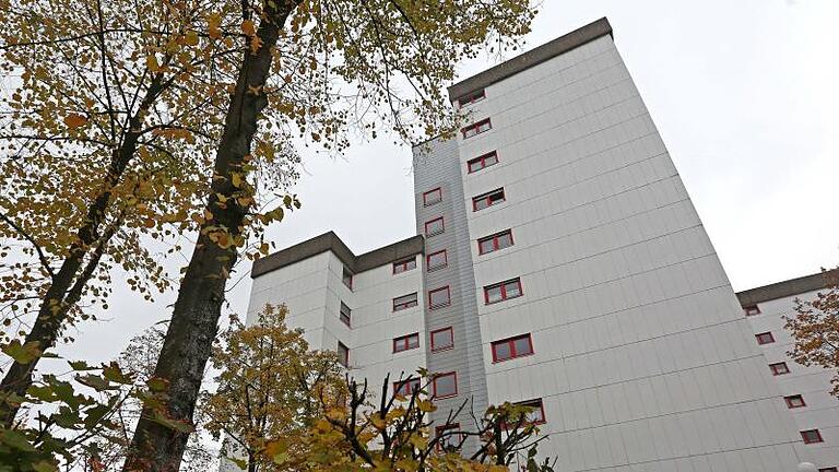 Razzia gegen rechte Szene in Bamberg       -  Ein Wohnhaus in Bamberg (Bayern), aufgenommen am 21.10.2015. Die Polizei führte mit Unterstützung von Spezialeinheiten in verschiedenen Wohnungen im Stadtgebiet Bamberg Razzien bei mutmaßlichen Rechtsextremisten durch.