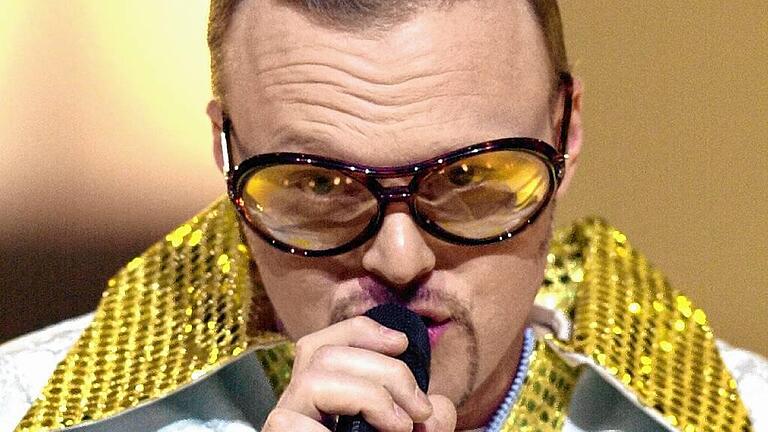 TV-Aus: Stefan Raab macht den Abflug - Raab beim Eurovision Song Contest (ESC) im Jahr 2000. TV-Aus: Stefan Raab macht den Abflug - Raab beim Eurovision Song Contest (ESC) im Jahr 2000.