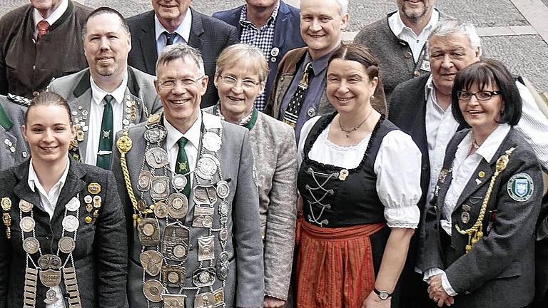 Verdiente Schützen, die 25 Jahre bei den Bürgerlichen Schützen sind oder eine Sonderehrung erhalten haben.