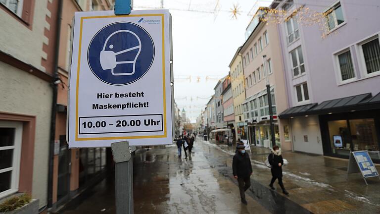 Die Maßnahmen in Schweinfurt wurden verschärft, Maskenpflicht gilt jetzt neben der Keßlergasse auch in der Spitalstraße, der Rückertstraße, der Lange Zehntstraße sowie am kompletten Roßmarkt. Die Maßnahmen in Schweinfurt wurden verschärft, Maskenpflicht gilt jetzt neben der Keßlergasse auch in der Spitalstraße, der Rückertstraße, der Lange Zehntstraße sowie am kompletten Roßmarkt.