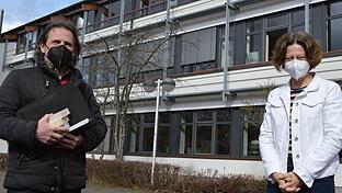 Teilsanierung der Staatlichen Berufsschule Bad Kissingen: Derzeit laufen die Maßnahmen für den dritten Bauabschnitt. Architekt Peter Seufert und Schulleiterin Karin Maywald trafen sich, um den Baufortschritt (Fassade im Hintergrund) zu begutachten.&nbsp;