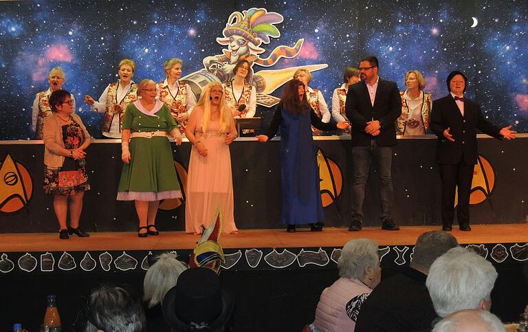Bei der Abschlussshow stimmten alle Senioren im Saal zu 'So ein Tag, so wunderschön wie heute' kräftig mit ein.